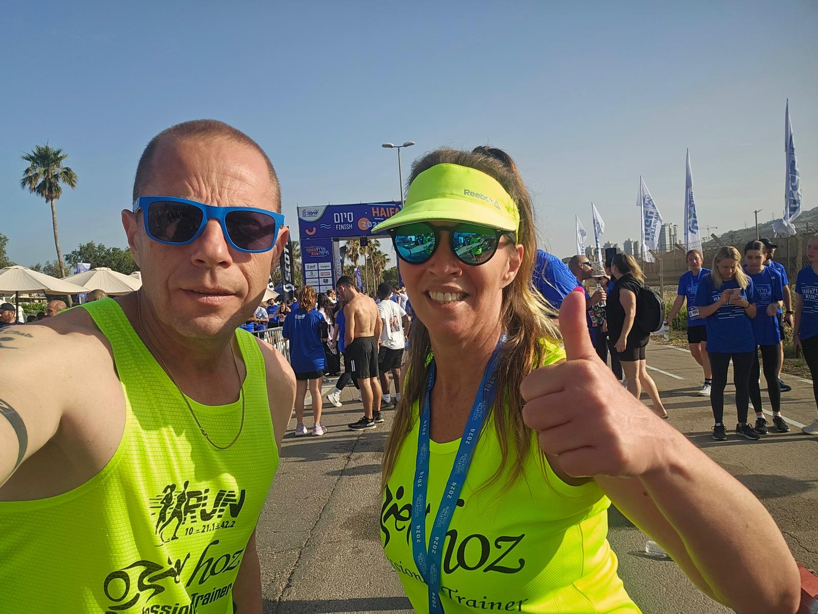 זוג רצים בסלפי זוגי במרוץ חיפה