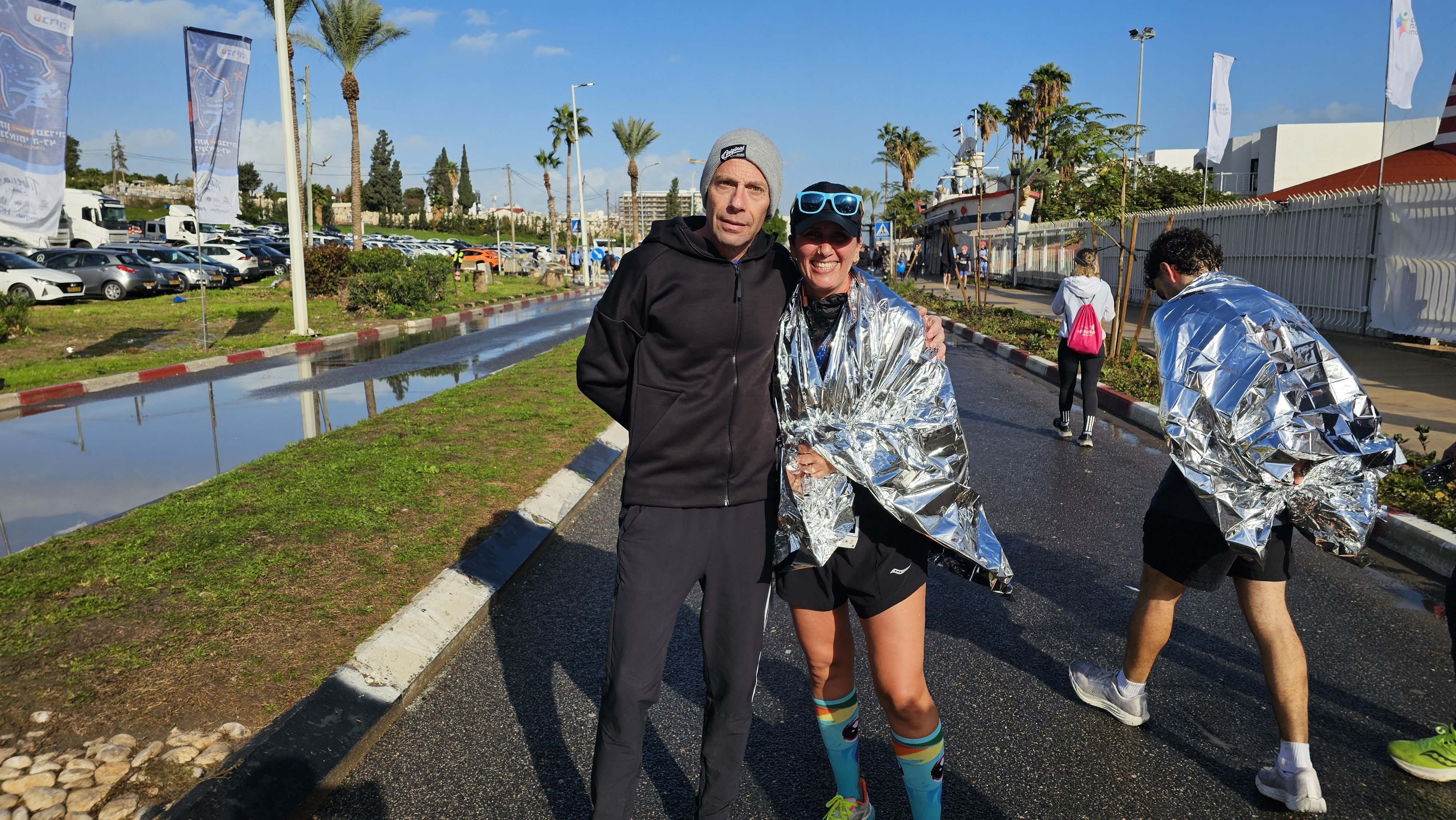 רץ מתאושש עם שמיכת מילוט תרמית לאחר מרוץ
